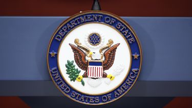ARCHIVO - El sello del Departamento de Estado en la agencia de pasaportes de Washington, el 12 de julio de 2016. (AP Foto/Alex Brandon/Archivo)