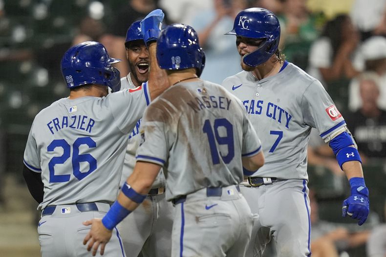 Bobby Witt Jr., derecha, de los Reales de Kansas City, celebra con Adam Frazier (26), Maikel Garcia y Michael Massey (19) después de batear un grand slam durante la octava entrada del juego de béisbol en contra de los Medias Blancas de Chicago, el lunes 29 de julio de 2024, en Chicago. (AP Foto/Erin Hooley)