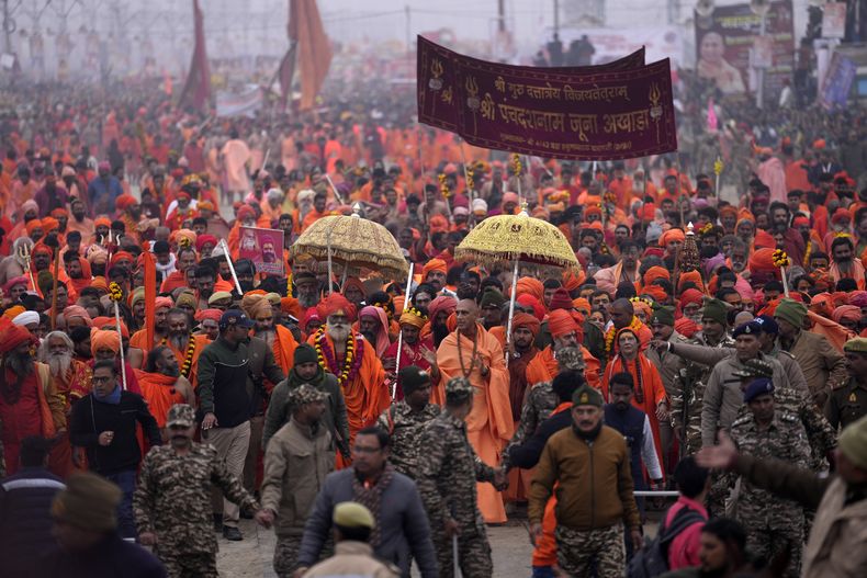 Ascetas hindúes llegan a baños rituales en Sangam, en la confluencia de los ríos Ganges, Yamuna y el mítico Saraswati, en uno de los días más auspiciosos del Makar Sankranti, durante el festival Maha Kumbh en Prayagraj, India, el 14 de enero de 2025. (AP Foto/Rajesh Kumar Singh)