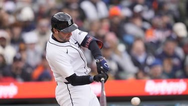 Matt Vierling de los Tigres de Detroit conecta un jonrón solitario en la cuarta entrada del juego ante los Atléticos de Oakland el viernes 5 de abril del 2024. (AP Foto/Carlos Osorio)