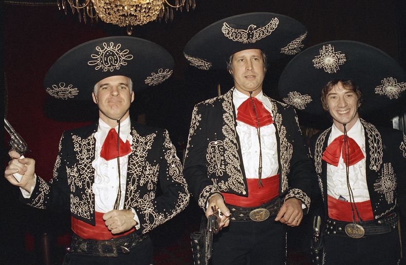 ARCHIVO - Steve Martin, de izquierda a derecha, Chevy Chase y Martin Short en el estreno de su película Three Amigos! en Nueva York el 9 de diciembre de 1986. Martin es retratado en el documental Steve! (Martin) a Documentary in 2 Pieces. (Foto AP/Frankie Ziths, archivo)