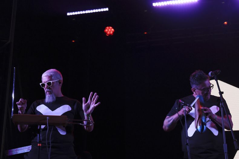 La banda mexicana Sonido Gallo Negro durante su concierto en el Festival Vive Latino en la Ciudad de México el sábado 16 de marzo de 2024. (Foto AP/Ginnette Riquelme)