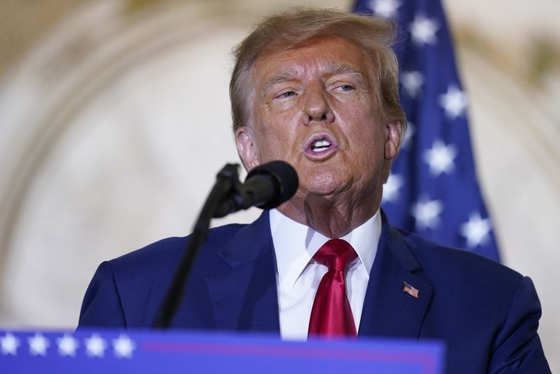 ARCHIVO - El expresidente estadounidense Donald Trump habla desde su propiedad en Mar-a-Lago, el martes 4 de abril de 2023, en Palm Beach, Florida. (AP Foto/Evan Vucci, archivo)