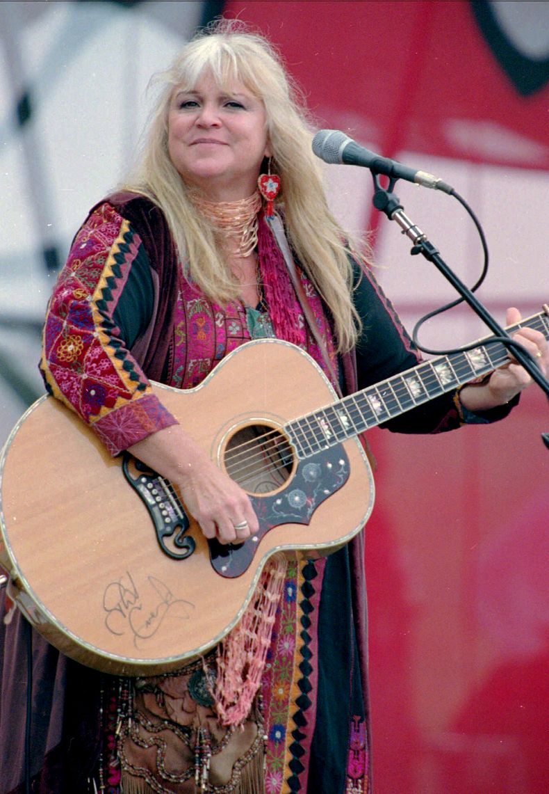 ARCHIVO - Melanie Safka abre el segundo día del festival A Day In The Garden el 15 de agosto de 1988, en Bethel, Nueva York. Melanie, la cantautora folk detrás de éxitos de la década de 1970 como Brand New Key, falleció. El publicista de Melanie le dijo a The Associated Press que ella murió el martes 23 de enero de 2024. Tenía 76 años. (Foto AP/Ken Bizzigotti, archivo)