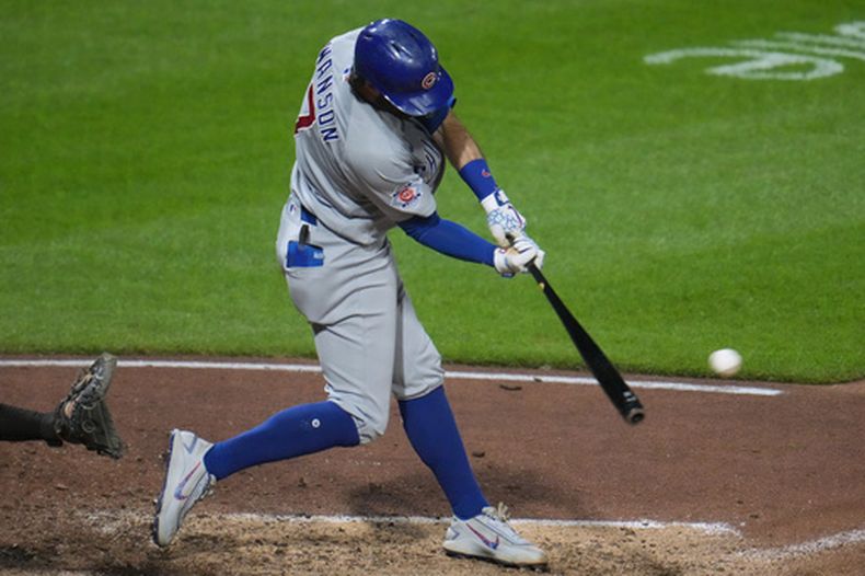 Dansby Swanson, de los Cachorros de Chicago, pega un sencillo ante Yohan Ramírez, de los Piratas de Pittsburgh, en el décimo inning del juego del viernes 24 de julio de 2026 (AP Foto/Gene J. Puskar)