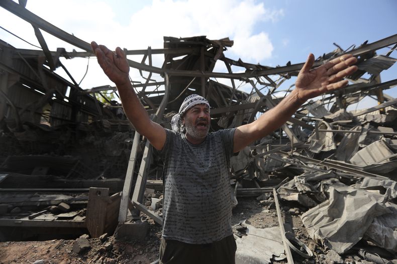 Un hombre reacciona en una zona industria destruida por un ataque aéreo israelí, en Wadi al-Kfour, en la provincia de Nabatieh, en el sur de Líbano, el 17 de agosto de 2024.(AP Foto/Mohammed Zaatari)