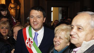 americateve | El alcalde de Florencia Matteo Renzi felicita a florentinos que celebran 50 a&ntilde;os de casados en una ceremonia por el D&iacute;a de San Valent&iacute;n en el ayuntamiento de Florencia, el viernes 14 de febrero de 2014. (Foto AP/Fabrizio Giovannozzi)