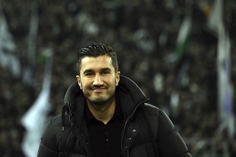 Nuri Sahin, técnico del Borussia Dortmund, sonríe antes de un partido ante el Borussia Mönchengladbach, el sábado 7 de diciembre de 2024(Federico Gambarini/dpa via AP)