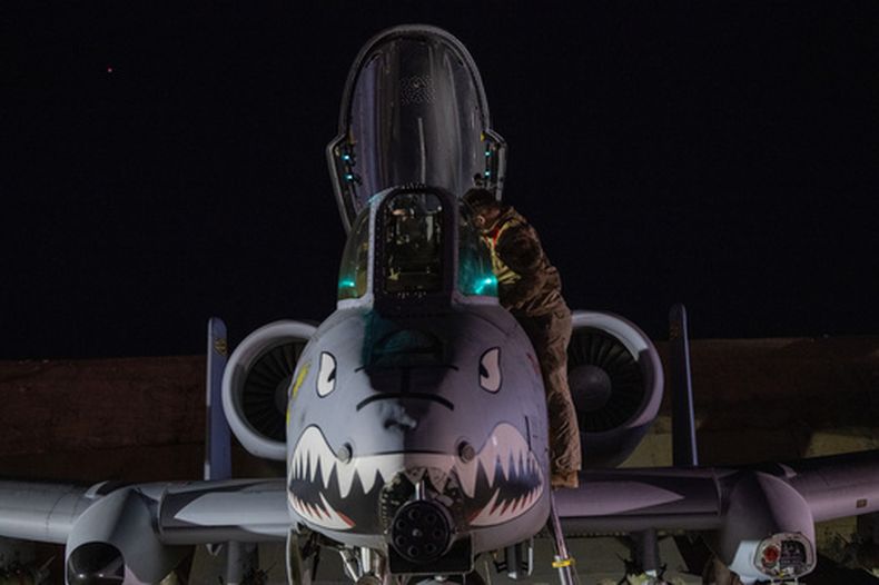 Esta fotografía entregada por la fuerza aérea estadounidense muestra un avión A-10 Thunderbolt II el 19 de diciembre de 2025, en una base del Comando Central Estadounidense. (Fuerza Aérea de EEUU/DVIDS vía AP)