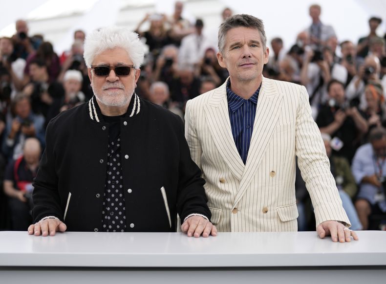 El director Pedro Almodóvar, izquierda, y Ethan Hawke posanen la sesión fotográfica de la película Extraña forma de vida en la 76a edición del festival internacional de cine de Cannes, en el sur de Francia, el miércoles 17 de mayo de 2023. (Foto Scott Garfitt/Invision/AP)