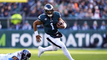 Con espectacular duelo de Hurts, Eagles vencen a Titans