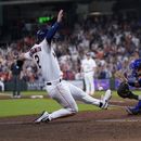 Alex Bregman, de los Astros de Houston, anota la carrera de la victoria frente al cátcher brasileño Yan Gomes, de los Cachorros de Chicago, el miércoles 17 de mayo de 2023 (AP Foto/David J. Phillip)