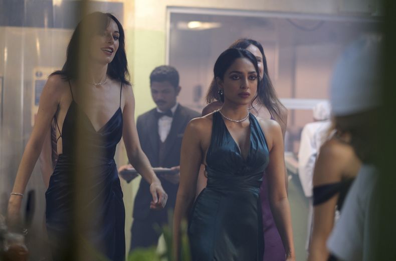 En esta imagen proporcionada por Universal Pictures, Sobhita Dhulipala en una escena de Monkey Man. (Universal Pictures vía AP)