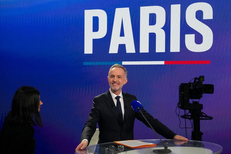 El candidato socialista para la alcaldía de París, Emmanuel Gregoire, antes de un debate televisado el miércoles 18 de marzo de 2026, en París. (AP Foto/Thibault Camus)