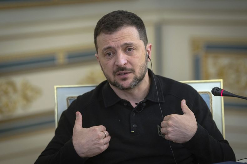 El presidente ucraniano Volodymyr Zelenskyy habla en entrevista con The Associated Press en Kiev, Ucrania, el sábado 1 de febrero de 2025. (AP Foto/Efrem Lukatsky)