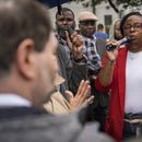 La representante federal LaMonica McIver exige la liberación del alcalde de Newark, Ras Baraka, después de que fue arrestado durante una protesta fuera de un centro de detención del Servicio de Control de Inmigración y Aduanas, el viernes 9 de mayo de 2025, en Newark, Nueva Jersey. (AP Foto/Angelina Katsanis)