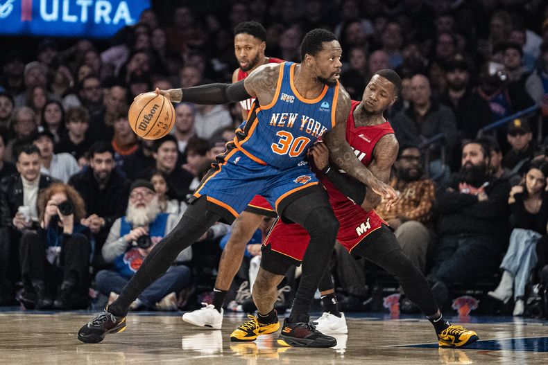 ARCHIVO - Julius Randle (30) de los Knicks de Nueva York con el balón ante Terry Rozier del Heat de Miami, el sábado 27 de enero de 2024. (AP Foto/Peter K. Afriyie)