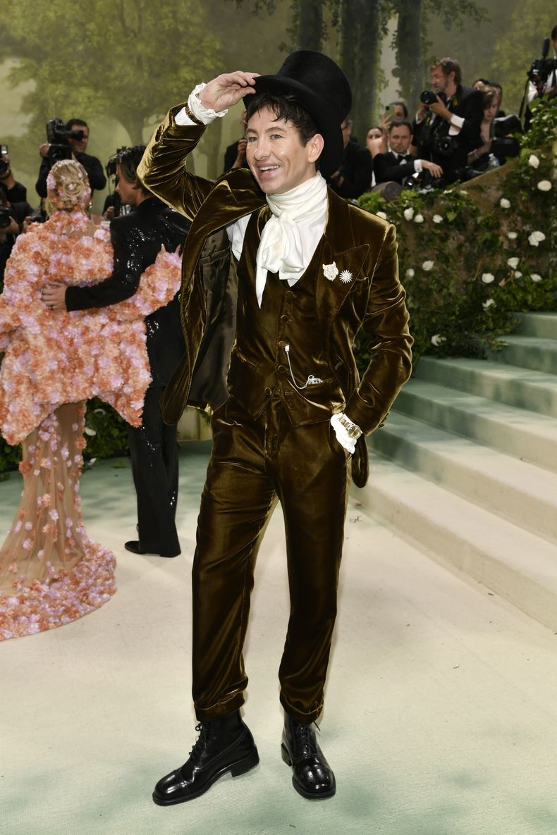 Barry Keoghan llega a la gala benéfica del Instituto del Vestido del Museo Metropolitano de Arte para celebrar la inauguración de la exposición Sleeping Beauties: Reawakening Fashion el lunes 6 de mayo de 2024, en Nueva York. (Foto Evan Agostini/Invision/AP)