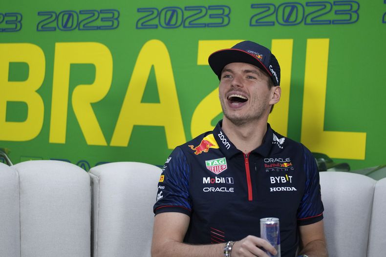 Max Verstappen, de Holanda, piloto de Red Bull, participa en la conferencia de prensa previa al Gran Premio de Brasil en el circuito de Interlagos, en Sao Paulo, Brasil, el jueves 2 de noviembre de 2023. (AP Foto/Andre Penner)