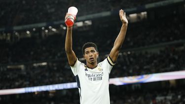 Jude Bellingham del Real Madrid muestra el trofeo al mejor jugador del mes de agosto en la Liga de España, previo al partido contra la Real Sociedad, el domingo 17 de septiembre de 2023, en Madrid. (AP Foto/José Bretón)