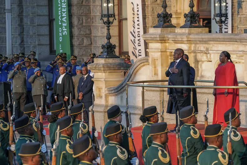 El presidente sudafricano Cyril Ramaphosa hace un gesto para cantar el himno nacional desde las escaleras del ayuntamiento de Ciudad del Cabo antes de pronunciar su discurso anual sobre el Estado de la Nación, el jueves 6 de febrero de 2025. (AP foto/Nardus Engelbrecht)