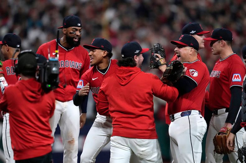 Los jugadores de los Guardianes de Cleveland celebran tras el quinto juego de la serie divisional de la Liga Americana de béisbol contra los Medias Blancas de Chicago, el sábado 10 de octubre de 2026, en Cleveland. (Foto AP/Sue Ogrocki)