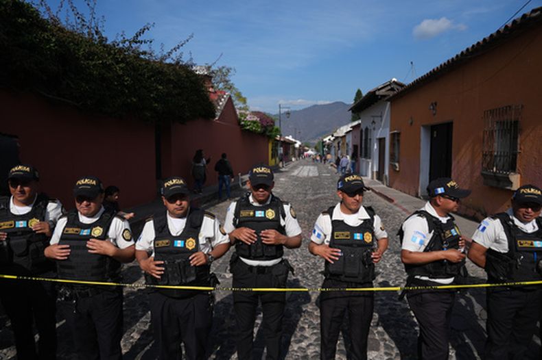 La policía bloquea una calle para impedir que los manifestantes lleguen al lugar donde las autoridades de la Universidad Pública de San Carlos se reúnen para nombrar a su rector, ya que los manifestantes consideran que la elección es ilegal, en Antigua (Guatemala), el miércoles 8 de abril de 2026. (Foto AP/Moisés Castillo)