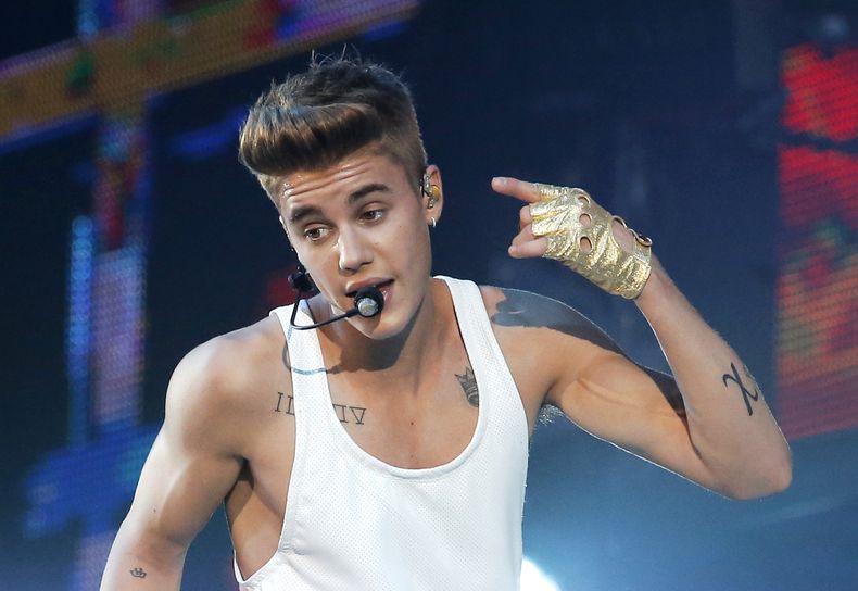 El cantante canadiense Justin Bieber durante un concierto en el escenario Bercy en par&iacute;s, el 19 de marzo de 2013. Bieber es de nuevo objeto de una investigaci&oacute;n de la polic&iacute;a en Los Angeles acusado de lanzar huevos contra la casa de u