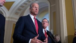 El líder de la mayoría en el Senado, John Thune, republicano de Dakota del Sur, junto al senador Tom Cotton, republicano de Arkansas, a la izquierda, y el senador John Barrasso, republicano de Wyoming, habla con periodistas tras una reunión a puerta cerrada en el Capitolio, Washington, el martes 21 de abril de 2026. (AP Foto/J. Scott Applewhite)