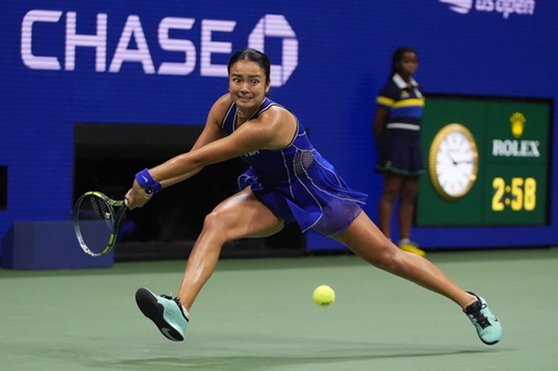 La filipina Alexandra Eala se lanza para alcanzar una bola en el encuentro de tercera ronda del Abierto de Estados Unidos ante la estadounidense Iva Jovic el sábado 5 de septiembre del 2026. (AP Foto/Frank Franklin II)
