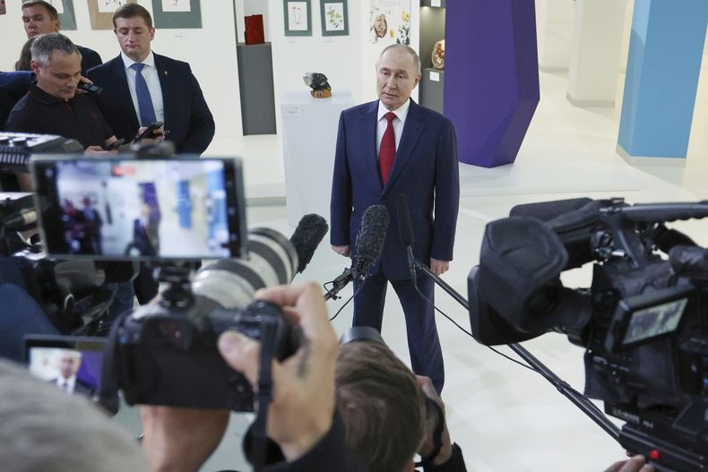 El presidente ruso Vladímir Putin habla con la prensa después de sostener una conversación telefónica con el mandatario estadounidense Donald Trump, en el Parque Sirius de Ciencia y Arte, el lunes 19 de mayo de 2025, a las afueras de Sochi, Rusia. (Vyacheslav Prokofyev, Sputnik, Kremlin Pool Photo vía AP)