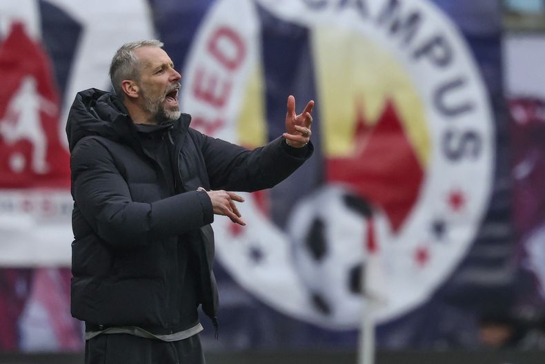 El técnico del Leipzig Marco Rose hace un gesto durante el encuentro de la Bundesliga ante el Mainz el sábado primero de marzo del 2025. (Jan Woitas/dpa via AP)