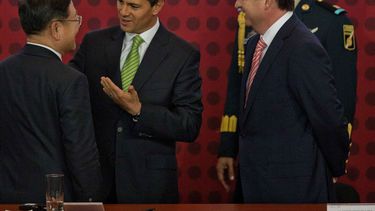 americateve | El presidente mexicano Enrique Pe&ntilde;a Nieto, centro, conversa con el vicepresidente y director general de KIA, Hyoung-Keun Lee, izquierda, y el gobernador del estado de Nuevo Le&oacute;n, Rodrigo Medina, derecha, durante el anuncio de una inversi&oac