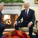 El presidente Joe Biden, derecha, sonríe en su reunión con el presidente electo Donald Trump en la Oficina Oval de la Casa Blanca, el miércoles 13 de noviembre de 2024, en Washington. (AP Foto/Evan Vucci)