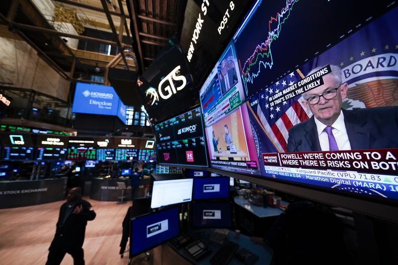 Un monitor muestra la imagen del presidente de la Reserva Federal, Jerome Powell, en la sede de la Bolsa de Valores de Nueva York, el 26 de julio de 2023. (Foto AP/Seth Wenig)