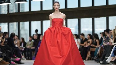 Carolina Herrera deslumbra en la Semana de la Moda de Nueva York con un jardín de brillos y colores
