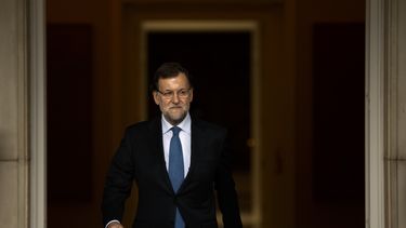 americateve | El presidente del gobierno espa&ntilde;ol Mariano Rajoy sale del Palacio de la Moncloa, la sede presidencial, en Madrid, Espa&ntilde;a, el mi&eacute;rcoles 28 de mayo de 2014. (Foto AP/Daniel Ochoa de Olza)