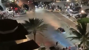 conductores realizan peligrosas maniobras en una concurrida avenida de miami beach