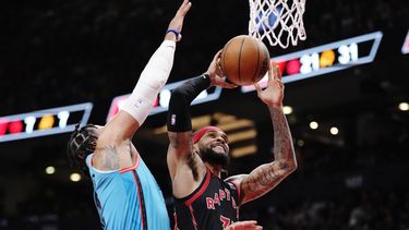 Raptors superan 113-104 a diezmados Suns; Trent anota 35