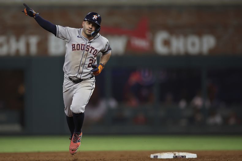 José Altuve, de los Astros de Houston, reacciona mientras recorre las bases después de batear un cuadrangular solitario durante la sexta entrada del juego de béisbol de Grandes Ligas frente a los Bravos de Atlanta, el viernes 12 de septiembre de 2025, en Atlanta. (AP Foto/Colin Hubbard)