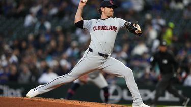 Shane Bieber, abridor de los Guardianes de Cleveland, lanza en el duelo del martes 2 de abril de 2024, ante los Marineros de Seattle (AP Foto/Lindsey Wasson)