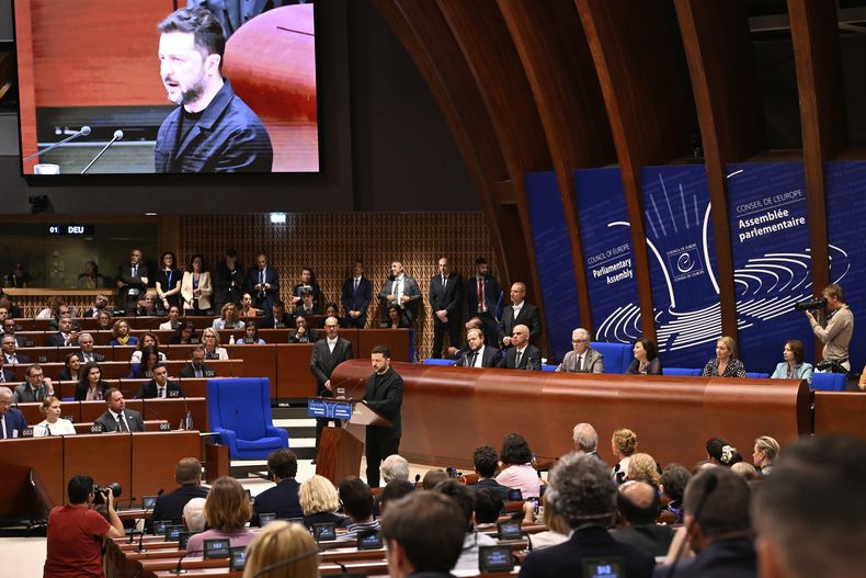 El presidente de Ucrania, Volodymyr Zelenskyy, pronuncia un discurso ante el Consejo de EUropa tras firmar los instrumentos legales necesarios para la creación del Tribunal Especial para el Crimen de Agresión contra Ucrania, en Estrasburgo, Francia, el 25 de junio de 2025. (AP Foto/Pascal Bastien)