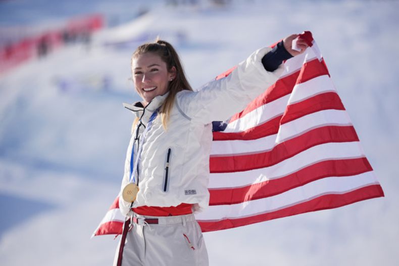 La estadounidense Mikaela Shiffrin celebra tras ganar la medalla de oro del eslalon femenino del esquí alpino de los Juegos Olímpicos de Invierno, el miércoles 18 de febrero de 2026, en Cortina dAmpezzo. (AP Foto/Jacquelyn Martin)