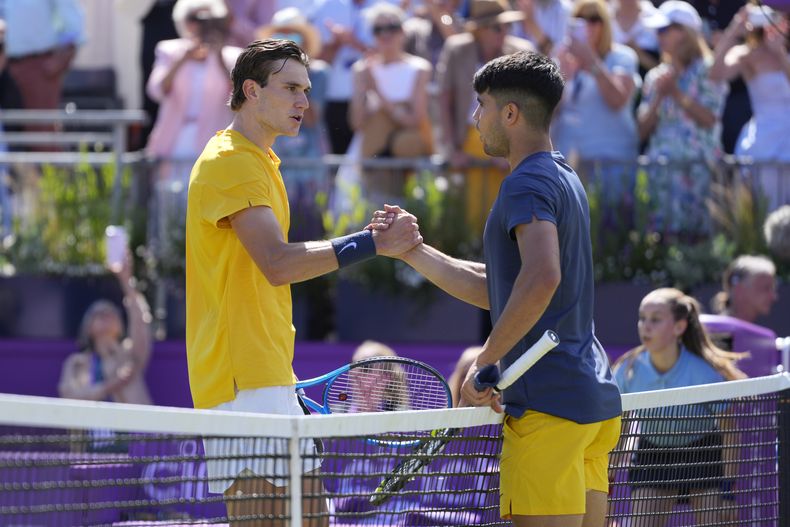 El británico Jake Draper saluda al español Carlos Alcaraz tras su victoria en la segunda ronda de Queens Club en Londres el jueves 20 de junio del 2024. (AP Foto/Kirsty Wigglesworth)