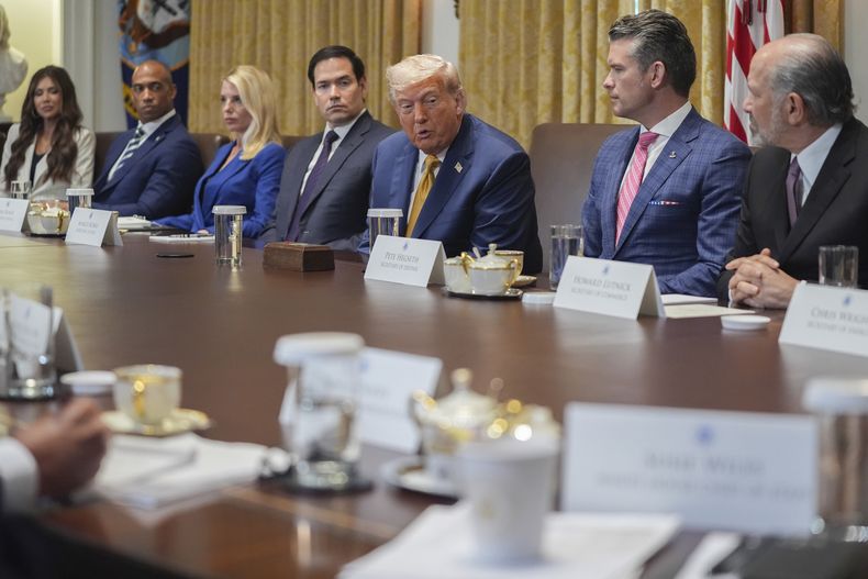 El presidente de Estados Unidos, Donald Trump, centro, habla en una reunión de gabinete con, de derecha a izquierda, la secretaria de Seguridad Nacional Kristi Noem, el secretario de Vivienda, Eric Scott Turner, la secretaria de Justicia Pam Bondi, el secretario de Estado Marco Rubio, el secretario de Defensa Pete Hegseth, y el secretario de Energía Chris Wright, en la Casa Blanca, el martes 8 de julio de 2025, en Washington. (AP Foto/Evan Vucci)