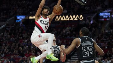 Lillard anota 37, Blazers vencen a Spurs y frenan mala racha