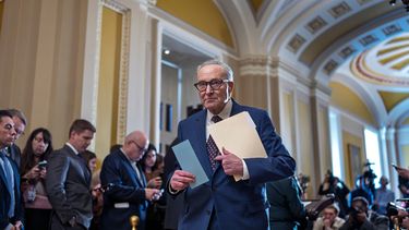El líder de la minoría del Senado de Estados Unidos, Chuck Schumer, espera para hablar con reporteros después de una reunión a puerta cerrada con otros demócratas en el Capitolio, en Washington, el miércoles 28 de enero de 2026. (AP Foto/J. Scott Applewhite)