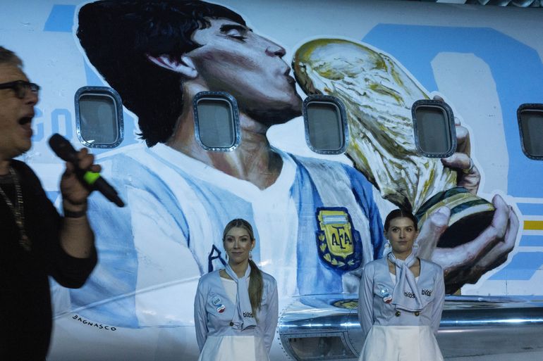 Avión Tango D10S” rinde homenaje a Maradona en el cielo