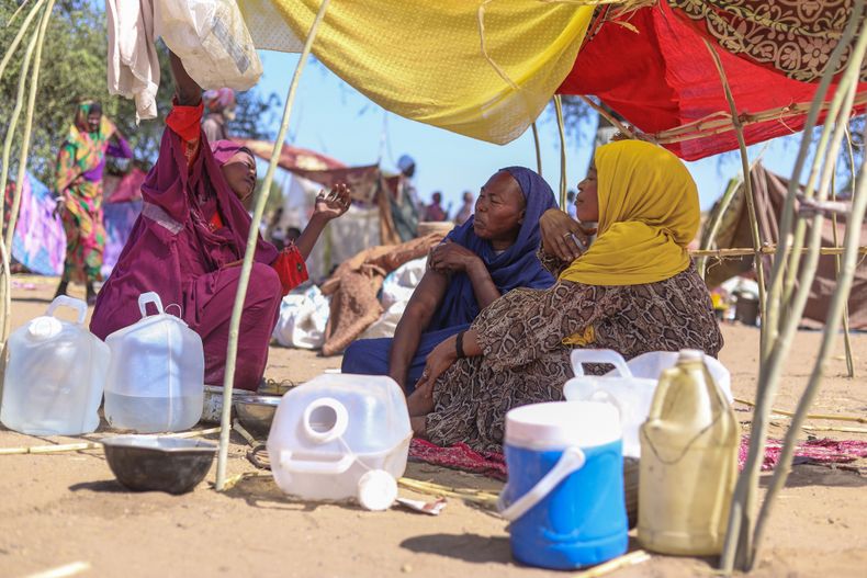 Sudaneses en un campamento en in Tawila, Sudán, tras sobrevivir al ataque en el-Fasher, el 29 de octubre del 2025. (AP foto/Muhnnad Adam)