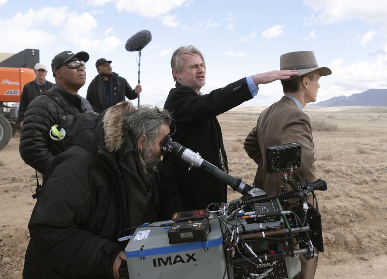 En esta imagen proporcionada por Universal Pictures, el director Christopher Nolan, centro, y Cillian Murphy, derecha, en el set de Oppenheimer. (Melinda Sue Gordon/Universal Pictures vía AP)